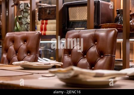 Fragment de l'intérieur d'un restaurant d'époque, pub, café. Espace pour une inscription ou un dessin. Mise au point sélective douce Banque D'Images