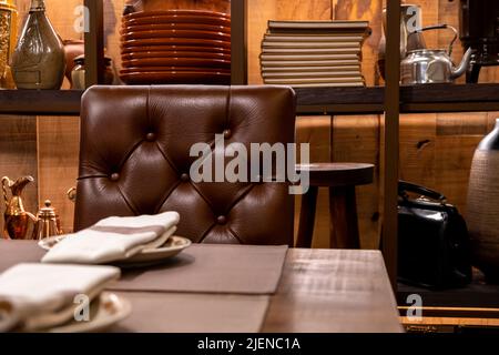 Fragment de l'intérieur d'un restaurant d'époque, pub, café. Espace pour une inscription ou un dessin. Mise au point sélective douce Banque D'Images