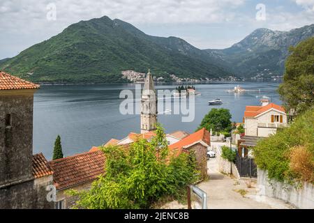 Village pittoresque de Perast dans la baie de Kotor, au Monténégro Banque D'Images