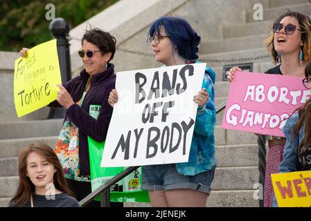 Helena, Montana - 24 juin 2022 : des femmes protestant au capitole de l'État contre l'interdiction de l'avortement par la Cour suprême, s'en disseraient, tenant mon corps de mon choix Banque D'Images