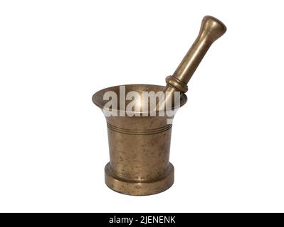 Mortier de laiton et pilon isolés sur fond blanc. Concept d'alchimie, d'homéopathie, d'herborisme. Équipement pour le broyage et le mélange des herbes et séché i Banque D'Images