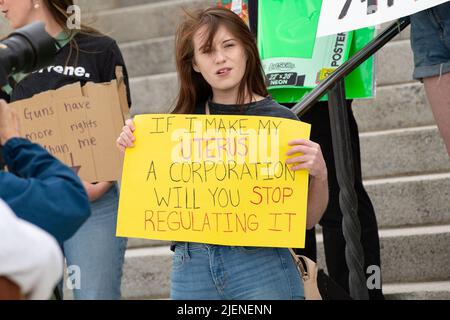 Helena, Montana - 24 juin 2022 : les femmes tiennent des signes pour arrêter de réguler l'utérus, les armes à feu ont plus de droits, les femmes du capitole de l'État du Montana protestent contre su Banque D'Images