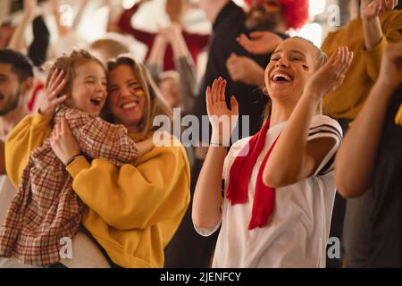 Fans de football enthousiastes, soutenant l'équipe nationale allemande dans le match de football en direct au stade. Banque D'Images