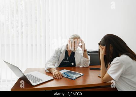 Patient contrarié après un diagnostic auditif, la maladie écoute le travailleur médical dans le bureau de l'hôpital Banque D'Images