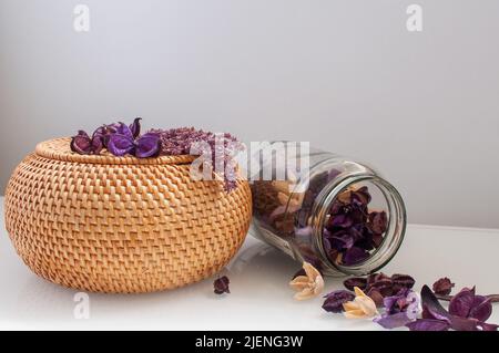 boîte en rotin en osier, dessus rond avec fleurs séchées et lavande sur fond blanc Banque D'Images