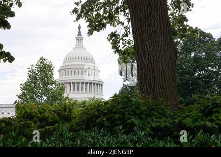 Washington, États-Unis. 27th juin 2022. Une vue du Capitole des États-Unis de la Cour suprême des États-Unis à Washington, DC lundi, 27 juin 2022. De nombreuses manifestations ont éclaté après que le tribunal ait renversé Roe c. Wade vendredi 24 juin 2022. Le renversement de Roe V. Wade a mis fin à la protection fédérale contre l'avortement, faisant de la réglementation de l'avortement une question décidée par des États individuels à la Cour suprême des États-Unis à Washington, DC lundi, 27 juin 2022. Photo par Jemal Countess/UPI crédit: UPI/Alay Live News Banque D'Images