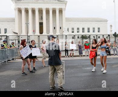 Washington, États-Unis. 27th juin 2022. Un seul défenseur de la lutte contre l'avortement affronte de nombreux défenseurs de l'avortement devant la Cour suprême des États-Unis à Washington, DC lundi, 27 juin 2022. De nombreuses manifestations ont éclaté après que le tribunal ait renversé Roe c. Wade vendredi 24 juin 2022. T photo par Jemal Countess/UPI crédit: UPI/Alay Live News Banque D'Images