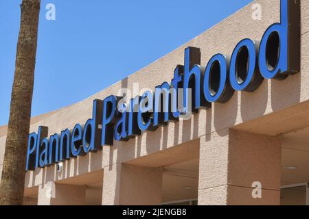 Las Vegas, Nevada, États-Unis. 27th juin 2022. Vue du bureau de planification familiale au Nevada car il s'attend à voir un grand nombre de patients des États voisins qui pourraient après la décision de la Cour suprême de renverser Roe V Wade à Las Vegas, Nevada, sur 27 juin 2022. Crédit : Dee CEE carter/Media Punch/Alay Live News Banque D'Images