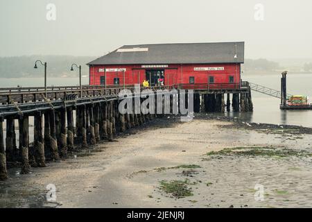 Vue depuis Coupeville Washington sur l'île Whidbey avec jetée et bâtiment historique en vue, par temps de pluie Banque D'Images