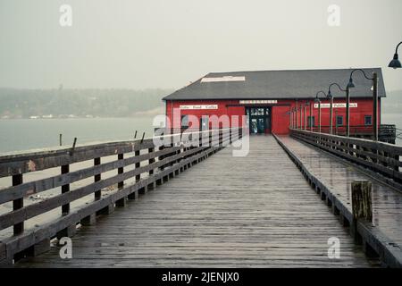 Vue depuis Coupeville Washington sur l'île Whidbey avec jetée et bâtiment historique en vue, par temps de pluie Banque D'Images