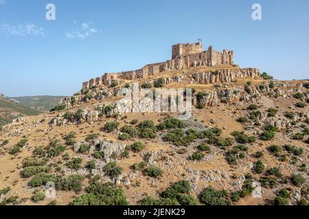 La forteresse du château au sommet d'une colline et ancien couvent de Calatrava la Nueva, à Aldea Real, Ciudad Real province Castilla la Mancha Espagne, Low Front Aerial V Banque D'Images