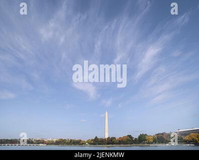 Washington Monument et Potomac Tidal Basin, lors d'une belle journée d'automne à Washington DC, États-Unis Banque D'Images