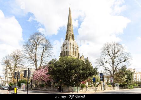 Église Saint-Marc de Regent's Park à Londres avec cerisiers en fleurs au printemps Banque D'Images