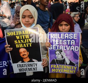 New Delhi, Inde. 27th juin 2022. Les manifestants tiennent des pancartes pour protester contre l'arrestation du militant des droits de l'Inde Teesta Setalvad à Jantar Mantar. Teesta Setalvad est le fondateur de l'ONG Citizens for Justice and Peace (CJP) qui a été créée en 2002 après les émeutes du Gujarat, un domaine de travail fournissant une assistance juridique aux victimes des émeutes. (Photo de Kabir Jhangiani/Pacific Press) crédit: Pacific Press Media production Corp./Alay Live News Banque D'Images