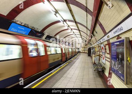 Un train de la Northern Line quitte la station de métro Hampstead Banque D'Images