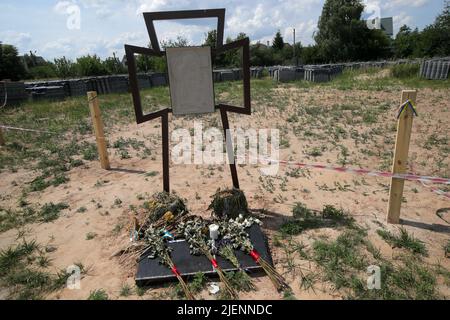 KIEV REGION, UKRAINE - 27 JUIN 2022 - Un site de masse de civils tués par des occupants russes trouvés dans les environs de l'église Saint-André l'Apôtre et tous les saints de l'OCU, Bucha, région de Kiev, au centre-nord de l'Ukraine. Banque D'Images