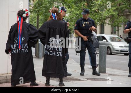 Madrid, Espagne. 27th juin 2022. Les militants de la FEMIN protestent en faveur de l'avortement à l'ambassade américaine à Madrid. (Photo de Fer Capdepon Arroyo/Pacific Press) Credit: Pacific Press Media production Corp./Alamy Live News Banque D'Images