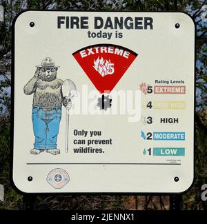Un panneau signale un danger d'incendie extrême près de l'ancienne ville minière de Cerrillos, au Nouveau-Mexique, près de Santa Fe. Banque D'Images