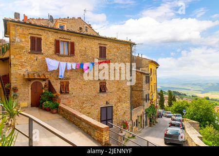 Vue sur les collines de Toscane et la campagne depuis la vieille ville médiévale de Volterra, Italie. Banque D'Images