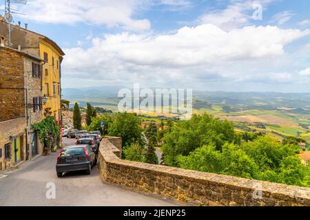 Vue sur les collines de Toscane et la campagne depuis la vieille ville médiévale de Volterra, Italie. Banque D'Images