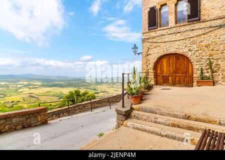 Vue sur les collines de Toscane et la campagne depuis la vieille ville médiévale de Volterra, Italie. Banque D'Images