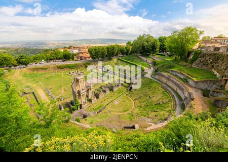 Les ruines antiques du théâtre romain ou du Teatro Romano à l'extérieur des murs de la ville de Volterra, ville médiévale toscane au sommet d'une colline, en Italie. Banque D'Images