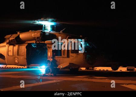 220626-N-XN177-2074 MER DES PHILIPPINES (26 juin 2022) – un hélicoptère MH-60s Sea Hawk affecté à l'escadron de combat en mer (HSC) 23 se prépare à prendre le pont de vol du porte-avions amphibie USS Tripoli (LHA 7), 26 juin 2022. Tripoli opère dans la zone d'opérations de la flotte américaine 7th afin d'améliorer l'interopérabilité avec ses alliés et ses partenaires et de servir de force de réaction prête à l'emploi pour défendre la paix et maintenir la stabilité dans la région Indo-Pacifique. (É.-U. Photo de la marine par le spécialiste des communications de masse 1st classe Peter Burghart) Banque D'Images