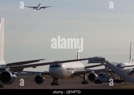 Un Boeing 777-200ER transportant des éléments de l'équipe de combat de la brigade 2nd et du bataillon du quartier général et du quartier général 101st de la division aéroportée 101st (assaut aérien), part pour Europe 27 juin de l'aérodrome de l'armée Campbell, fort Campbell, Ky., et survole une série d'aéronefs se préparant au transport de soldats supplémentaires. Banque D'Images