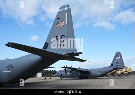 Le C-130s affecté à l'armée de l'air américaine et aux forces armées marocaines sont montrés sur la ligne aérienne à la base aérienne de Kenitra, au Maroc, sur 22 juin 2022. Les membres de l'aile 86th du transport aérien sont déployés au Maroc pour soutenir l'exercice AFRICAN LION 22 – African Lion 2022 est le plus grand exercice annuel, conjoint et premier du Commandement de l'Afrique des États-Unis organisé par le Maroc, le Ghana, le Sénégal et la Tunisie, 6 juin - 30. Plus de 7 500 participants de 28 pays et de l'OTAN s'entraînent ensemble en mettant l'accent sur l'amélioration de la préparation des forces américaines et des forces nationales partenaires. AL22 est un exercice conjoint de tous les domaines, multi-composants et multinational, empl Banque D'Images