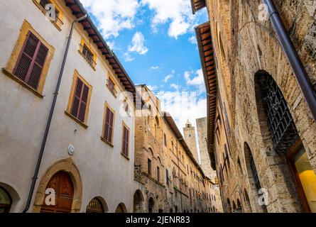 Les murs et tours historiques de l'intérieur de la ville médiévale toscane colline de San Gimignano, Italie. Banque D'Images