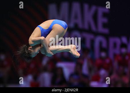 Budapest, Hongrie. 27th juin 2022. Quan Hongchan, de Chine, participe à la finale féminine de plongée en plate-forme 10m aux Championnats du monde de la FINA 19th à Budapest, Hongrie, 27 juin 2022. Credit: Zheng Huansong/Xinhua/Alay Live News Banque D'Images