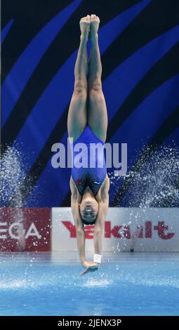 Budapest, Hongrie. 27th juin 2022. Quan Hongchan, de Chine, participe à la finale féminine de plongée en plate-forme 10m aux Championnats du monde de la FINA 19th à Budapest, Hongrie, 27 juin 2022. Credit: Zheng Huansong/Xinhua/Alay Live News Banque D'Images