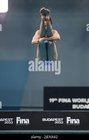 Budapest, Hongrie. 27th juin 2022. Quan Hongchan, de Chine, participe à la finale féminine de plongée en plate-forme 10m aux Championnats du monde de la FINA 19th à Budapest, Hongrie, 27 juin 2022. Credit: Zheng Huansong/Xinhua/Alay Live News Banque D'Images
