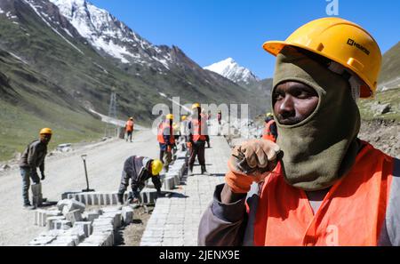 Zojila, Inde. 27/06/2022, les travailleurs travaillent sur une autoroute qui mène au col de Zojila, à 108 kilomètres à l'est de Srinagar à Zojila, en Inde. Zojila un des cols de montagne dangereux situé dans la région du Cachemire qui est le seul lien routier entre le Cachemire et le Ladakh qui a une importance stratégique puisque le col Zojila est situé à une altitude de 11 578 pieds sur la route nationale Srinagar-Kargil-Leh et reste fermé pendant les hivers lourds Neige et cette année, le pass est ouvert sur 19 mars après avoir été fermé pendant 73 jours. (Photo par Adil Abass/Pacific Press) Banque D'Images