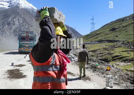 Zojila, Inde. 27/06/2022, les travailleurs travaillent sur une autoroute qui mène au col de Zojila, à 108 kilomètres à l'est de Srinagar à Zojila, en Inde. Zojila un des cols de montagne dangereux situé dans la région du Cachemire qui est le seul lien routier entre le Cachemire et le Ladakh qui a une importance stratégique puisque le col Zojila est situé à une altitude de 11 578 pieds sur la route nationale Srinagar-Kargil-Leh et reste fermé pendant les hivers lourds Neige et cette année, le pass est ouvert sur 19 mars après avoir été fermé pendant 73 jours. (Photo par Adil Abass/Pacific Press) Banque D'Images