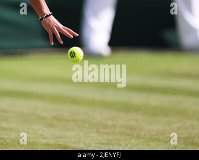 Londres, Royaume-Uni. 27th juin 2022. Photo prise sur 27 juin 2022 montre une balle de tennis au championnat de tennis de Wimbledon à Londres, en Grande-Bretagne. Crédit : Li Ying/Xinhua/Alay Live News Banque D'Images