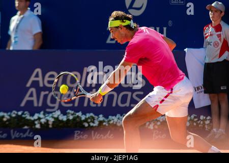 Rafa Nadal jouant sur l'argile. Banque D'Images