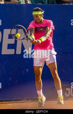 Rafa Nadal jouant sur l'argile. Banque D'Images