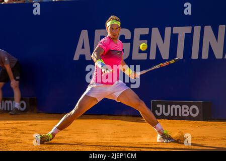 Rafa Nadal jouant sur l'argile. Banque D'Images