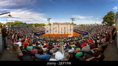 Un court central complet au Buenos Aires Lawn tennis lors d'un tournoi ATP 250. Banque D'Images