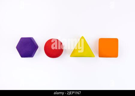 Figures géométriques sur fond blanc. Cercle, carré et triangle, formes hexagonales. Formes géométriques sur fond blanc, éducation mathématique . Vue de mi Banque D'Images