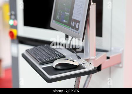 Console de commande informatisée sur le système de bras de support. Équipement industriel automatique. Mise au point sélective. Banque D'Images