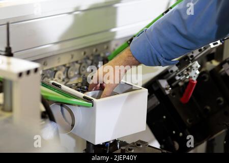 Maintenance de la machine de traitement des panneaux de particules ou MDF. Mise au point sélective. Banque D'Images