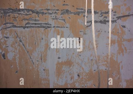 l'argent coule et coule sur un détail d'une porte en acier rayée avec la peinture blanche qui s'écaille Banque D'Images