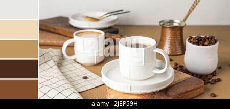 Tasses de café chaud, haricots et jezve sur la table. Différents motifs de couleur Banque D'Images