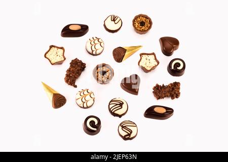 Collection de bonbons au chocolat. Vue de dessus de plusieurs pralines au chocolat isolées sur fond lumineux. Banque D'Images