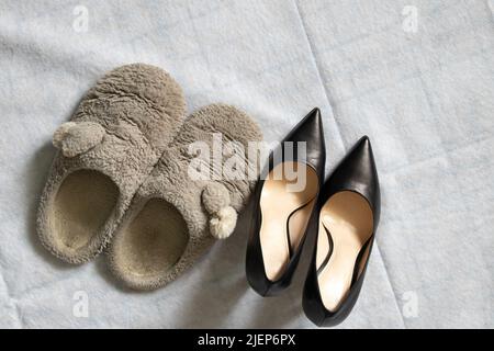 chaussures pour la maison et chaussures noires à talons hauts les femmes se tiennent sur le sol blanc à la maison, chaussures pour femmes Banque D'Images