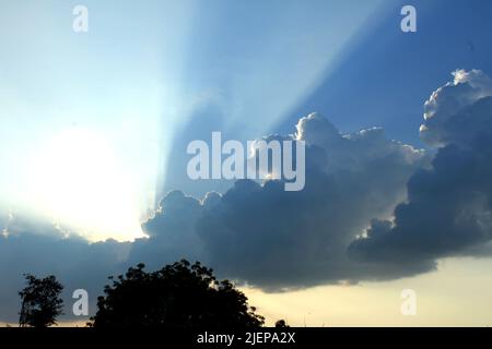 les rayons du soleil sortent des nuages Banque D'Images