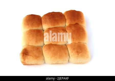 Petits pains blancs isolés, frais et cuits sur fond blanc Banque D'Images