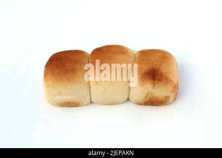 Petits pains blancs isolés, frais et cuits sur fond blanc Banque D'Images